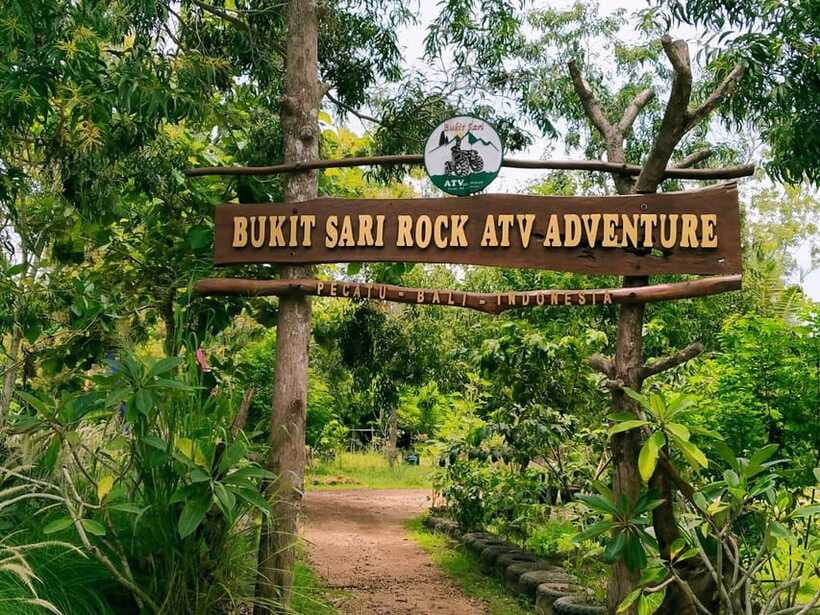 Bali: Uluwatu Mud ATV Quad Bike Adventure - Joe and the guide support