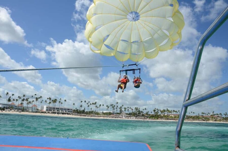 Buggy Tour and Parasailing Experience - Guides, languages, and group atmosphere
