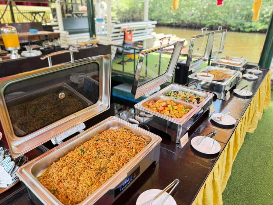 From Bali: Lembongan & Mangrove Buggy Tour with Buffet Lunch - Indonesian lunch before the mangrove