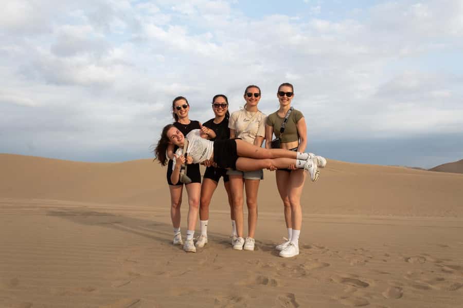 Huacachina: Buggy en las Dunas al Atardecer y Sandboarding - Sandboarding for first-timers