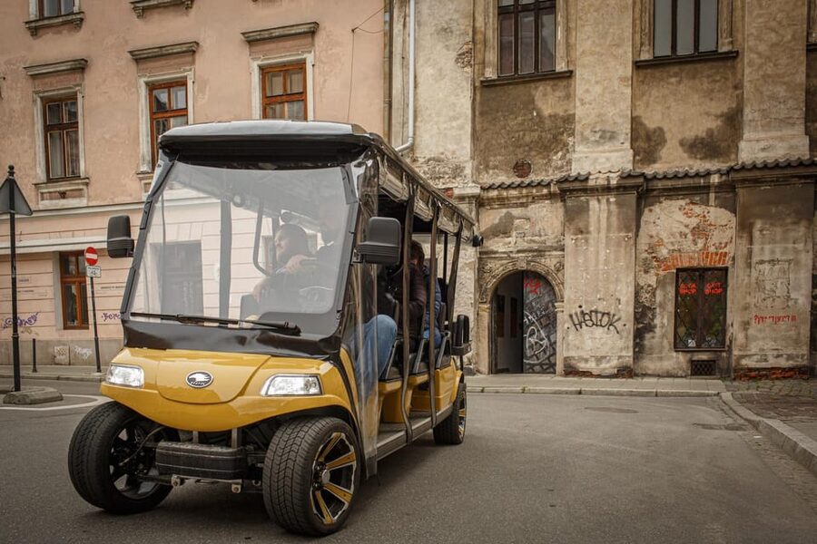Krakow: Old Town City Sightseeing Tour Eco Buggy Golf Cart - Meeting the electric cart near Żabka