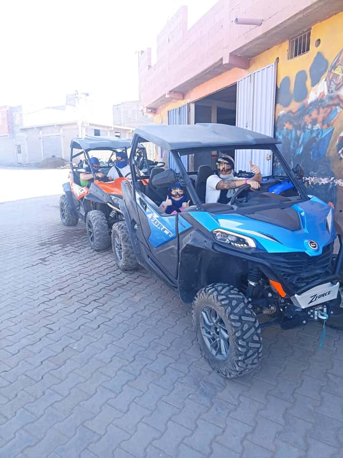 Marrakech: Palm Grove and Desert Buggy excursion - Photo stops with the guide behind the camera