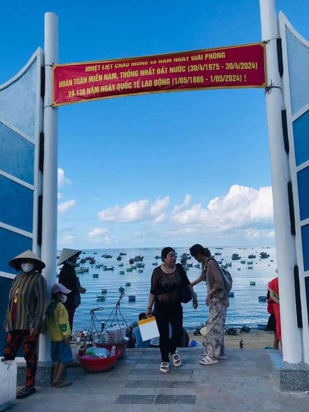Mui Ne: Sunrise or Sunset Jeep Tour & Quad Bike With Driver - Jeep travel and the shared-tour rhythm
